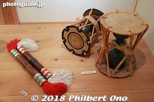 Tsuzumi shoulder drums used in Yasugi-bushi.
Keywords: shimane yasugi bushi folk song dance dojosukui