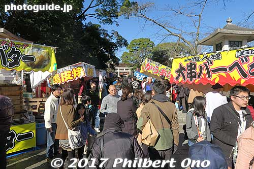 Path to the shrine crowded with people on New Year's Day 2017.
Keywords: shizuoka Fujinomiya fujisan hongu sengen taisha shinto shrine