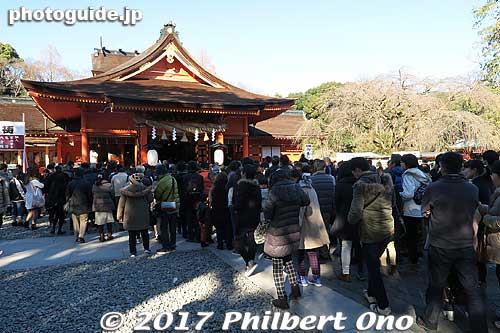 Worshippers lined up in front of the main shrine. Didn't take long to get here. 
Keywords: shizuoka Fujinomiya Fujisan Hongu Sengen Taisha Shrine shinto