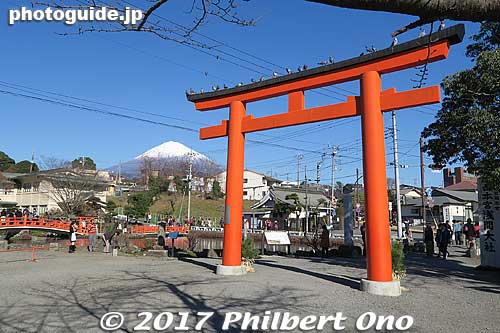 Eastern torii of Fujisan Hongu Sengen Taisha Shrine has a great view of Mt. Fuji.
Keywords: shizuoka Fujinomiya Fujisan Hongu Sengen Taisha Shrine shinto japanshrine