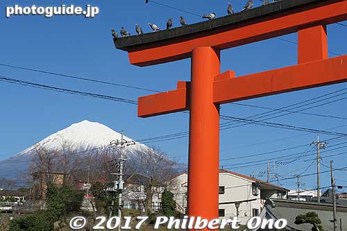 Eastern torii of Fujisan Hongu Sengen Taisha Shrine has a great view of Mt. Fuji.
Keywords: shizuoka Fujinomiya Fujisan Hongu Sengen Taisha Shrine shinto japanshrine mtfuji