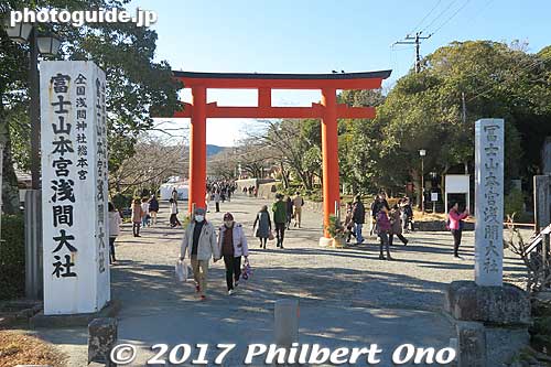 You can also enter the shrine through this eastern torii.
Keywords: shizuoka Fujinomiya Fujisan Hongu Sengen Taisha Shrine shinto torii