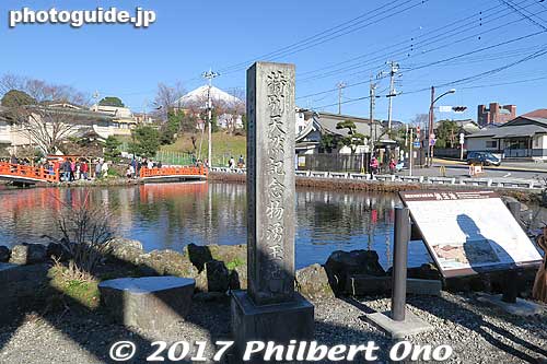 Next to the eastern torii is Wakutama-ike Pond created by a natural spring (湧玉池).
Keywords: shizuoka Fujinomiya Fujisan Hongu Sengen Taisha Shrine shinto