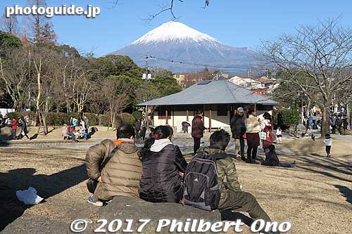Shrine has this lawn where you can sit, relax, and gaze at Mt. Fuji.
Keywords: shizuoka Fujinomiya Fujisan Hongu Sengen Taisha Shrine shinto