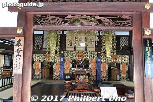 Altar inside Ryotanji temple's Hondo main worship hall
Keywords: shizuoka hamamatsu iinoya ryotanji temple