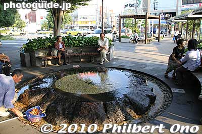 Hot spring foot bath at Mishima Station. Perfect remedy for tired travelers.
Keywords: shizuoka mishima station