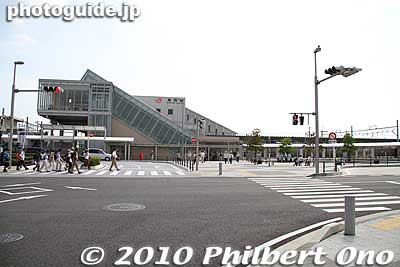 JR Shimada Station on the Tokaido Line. It's about 30 min. east of JR Shizuoka Station. On the right is the small plaza where they danced.
Keywords: shizuoka shimada train station
