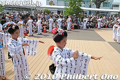If you go to Kyoto and see geisha, their hairstyle is usually the Shimada-ryu style. One leading theory says that Shimada-ryu originated here in Shimada, Shizuoka Prefecture.
Keywords: shizuoka shimada shimada-ryu geisha hairstyle women dancers festival matsuri 