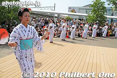 When you see geishain Kyoto, etc., they usually wear a wig. But at this festival, you can see most women using their real hair in the Shimada-ryu style.
Keywords: shizuoka shimada shimada-ryu geisha hairstyle women dancers festival matsuri 