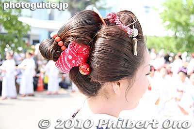 I wonder how much it costs to make your this way in a beauty salon in Shimada. That is, if your hair were long enough.
Keywords: shizuoka shimada shimada-ryu geisha hairstyle women dancers festival matsuri 