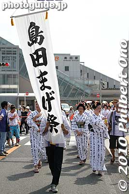 After dancing in front of Shimada Station for about 15 min., the dancers walked to the next location nearby.
Keywords: shizuoka shimada shimada-ryu hairstyle geisha women dancers matsuri festival