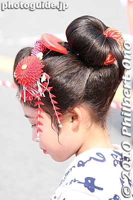 Even little girls don the Shimada-ryu style with their real hair and dance.
Keywords: shizuoka shimada shimada-ryu hairstyle geisha women dancers matsuri festival children girls