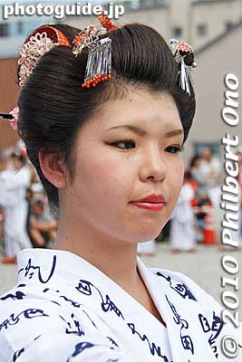 Shimada Mage Matsuri in Shimada, Shizuoka. Her real hair in Shimada-ryu style.
Keywords: shizuoka shimada shimada-ryu hairstyle geisha women dancers matsuri festival matsuribijin