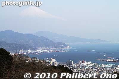Mt. Fuji as seen from Nihondaira's Ginbodai. Even sunny days can be hazy, but at least Mt. Fuji was visible when I went in mid-March. It was too hazy to see the Izu Peninsula.
Keywords: shizuoka nihondaira japanmt mtfuji