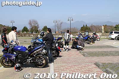 I went on a Sunday and it was noisy with all these motorcycles and sports cars buzzing around. They catch their thrills on the curving roads of Nihondaira.
Keywords: shizuoka nihondaira 