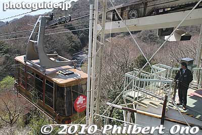 Nihondaira Ropeway operates from 9:10 am to 5:15 pm (till 4:15 pm in winter months).
Keywords: shizuoka nihondaira 