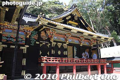 They repaint and lacquer the shrine only once every 50 years. It takes several years to complete the job and they just finished it in 2006.
Keywords: shizuoka nihondaira kunozan toshogu shrine 