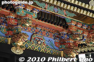 The shrine looks spanking new and the colors are very impressive. It cost 1,300,000,000 yen to restore the lacquer and paint.
Keywords: shizuoka nihondaira kunozan toshogu japanshrine 