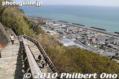 It might take at least 30 min. to go up these steps, 1,159 steps spanning 760 meters with 17 switchbacks.
Keywords: shizuoka nihondaira kunozan 