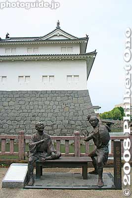 Statue of Yajirobe'e ("Yaji") on the left and Kitahachi ("Kita") from the story "Tokaido-chu Hizakurige" by Juppensha Ikku (1765-1839) a comic playwright who was born in Shizuoka city.
Keywords: shizuoka sumpu sunpu castle moat stone wall turret tower japansculpture