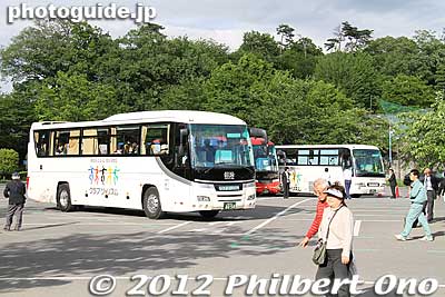 The park's parking lot had many tour buses. Crowded even on weekdays during wisteria season. But fewer people in the late afternoon.
Keywords: tochigi ashikaga flower park