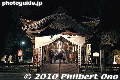 Gate to Bannaji temple. It is actually an arched bridge.
Keywords: tochigi ashikaga toshikoshi samurai warrior procession festival matsuri 