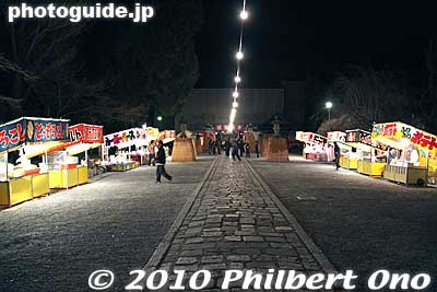 After going through the gate, there's this path to the temple hall. Now lined with food stalls during the festival.
Keywords: tochigi ashikaga toshikoshi samurai warrior procession festival matsuri 