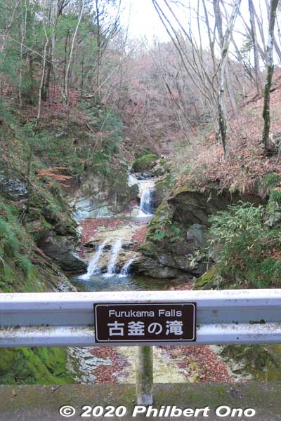 After crossing the bridge, go left and you will soon see Furukama Falls. 古釜の滝
Keywords: tochigi nikko Kinugawa Onsen