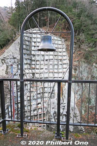 On Tateiwa Scenic Point, Matchmaking Bell for people looking for a mate. Ring the bell to find marital happiness.
Keywords: tochigi nikko Kinugawa Onsen