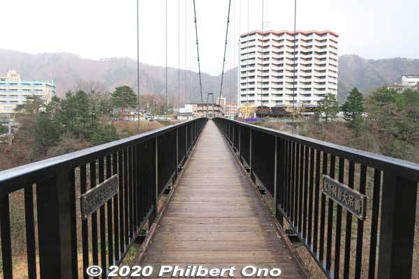 Walking back across Kinutateiwa Bridge over Kinugawa River.
Keywords: tochigi nikko Kinugawa Onsen