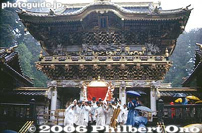 Coming down from Yomeimon Gate (National Treasure). 陽明門
The gate is a National Treasure and symbol of Nikko.

陽明門
Keywords: tochigi nikko toshogu japanshrine spring festival