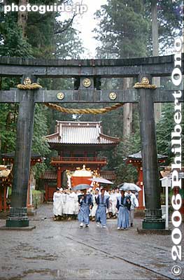 Passing under the torii at Futarasan Shrine. 二荒山神社
二荒山神社
Keywords: tochigi nikko toshogu japanshrine spring festival