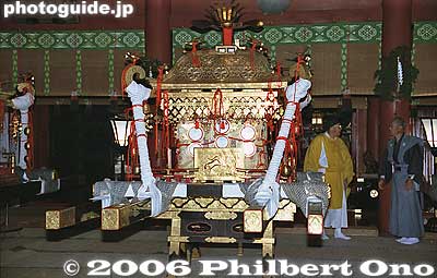 Portable shrine in Futarasan Shrine's Haiden Hall.
二荒山神社 拝殿
Keywords: tochigi nikko toshogu shrine spring festival