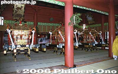 The three portable shrines (mikoshi) in Futarasan Shrine's Haiden Hall. 二荒山神社 拝殿
Keywords: tochigi nikko toshogu shrine spring festival
