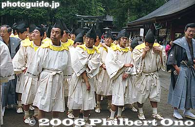 First group of mikoshi bearers fall in line.
Keywords: tochigi nikko toshogu shrine spring festival