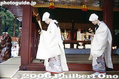 These two performed the Yaotome-no-Mai. They are leaving the building.
Keywords: tochigi nikko toshogu shrine spring festival