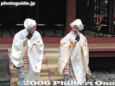 Dancers leaving the building
Keywords: tochigi nikko toshogu shrine spring festival