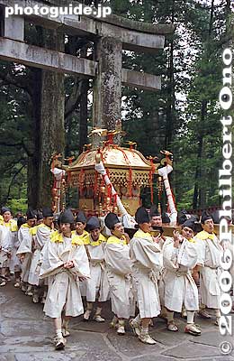 Mikoshi enter the Ichino-torii
Keywords: tochigi nikko toshogu shrine spring festival