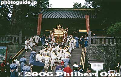 Mikoshi going up to Omote-mon Gate
Keywords: tochigi nikko toshogu shrine spring festival