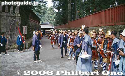 1:30 pm: The end (path to Futarasan Shrine). A similar festival is held in Oct., but on a smaller scale and with only one mikoshi.
After the festival ends, there's enough time to see the shrine.
Keywords: tochigi nikko toshogu shrine spring festival