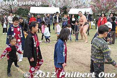 Keywords: Tokyo Adachi-ku Toshi Nogyo koen Park goshiki sakura cherry blossoms matsuri festival flowers sumo wrestlers children kids