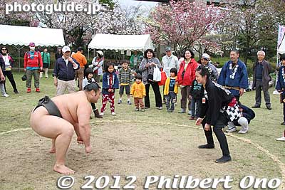 Now a young woman enters the ring.
Keywords: Tokyo Adachi-ku Toshi Nogyo koen Park goshiki sakura cherry blossoms matsuri festival flowers sumo wrestlers
