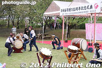 Local taiko drummers also performed.
Keywords: Tokyo Adachi-ku Toshi Nogyo koen Park goshiki sakura cherry blossoms matsuri festival flowers taiko drummers