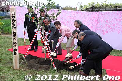 A planting ceremony was held by the Adachi Ward woman mayor and other officials. This is a sapling from the Reagan Sakura tree.
Keywords: Tokyo Adachi-ku Toshi Nogyo koen Park sakura cherry blossoms centennial flowers us-japan