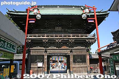 Sanmon Gate, the main gate. 山門
Keywords: tokyo adachi-ku ward nishi-arai daishi temple shingon sect Buddhist temple