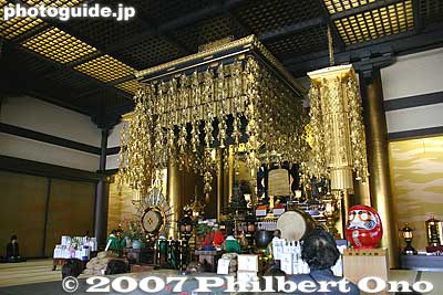 Altar inside Dai-Hondo Hall 大本堂
Keywords: tokyo adachi-ku ward nishi-arai daishi temple shingon sect Buddhist temple