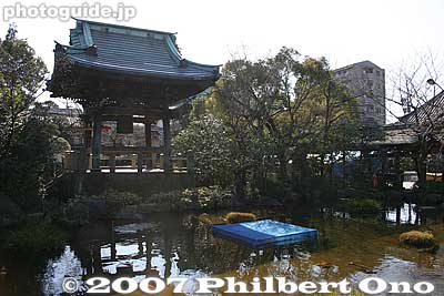 Temple bell and pond
Keywords: tokyo adachi-ku ward nishi-arai daishi temple shingon sect Buddhist temple