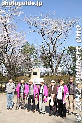On April 8, 2012, members of the local history society (江北村の歴史を伝える会) were there to celebrate the 30th anniversary of the Reagan Sakura planting
Keywords: tokyo adachi-ku toneri park sakura cherry blossoms flowers matsuri festival