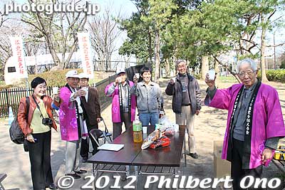 Members of the local history society gave a toast to celebrate the 30th anniversary of the Reagan Sakura planting. I was the only American there and they welcomed me. On behalf of the American people, I thanked them for all their work.
 The woman on the left is a reporter for the Yomiuri Shimbun.
Keywords: tokyo adachi-ku toneri park sakura cherry blossoms flowers matsuri festival