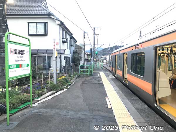 JR Musashi-Masuko Station platform. From central Tokyo, the train ride took about 1 hr. 20 min. JR武蔵増戸駅
Keywords: Tokyo Akiruno Musashi-Masuko
